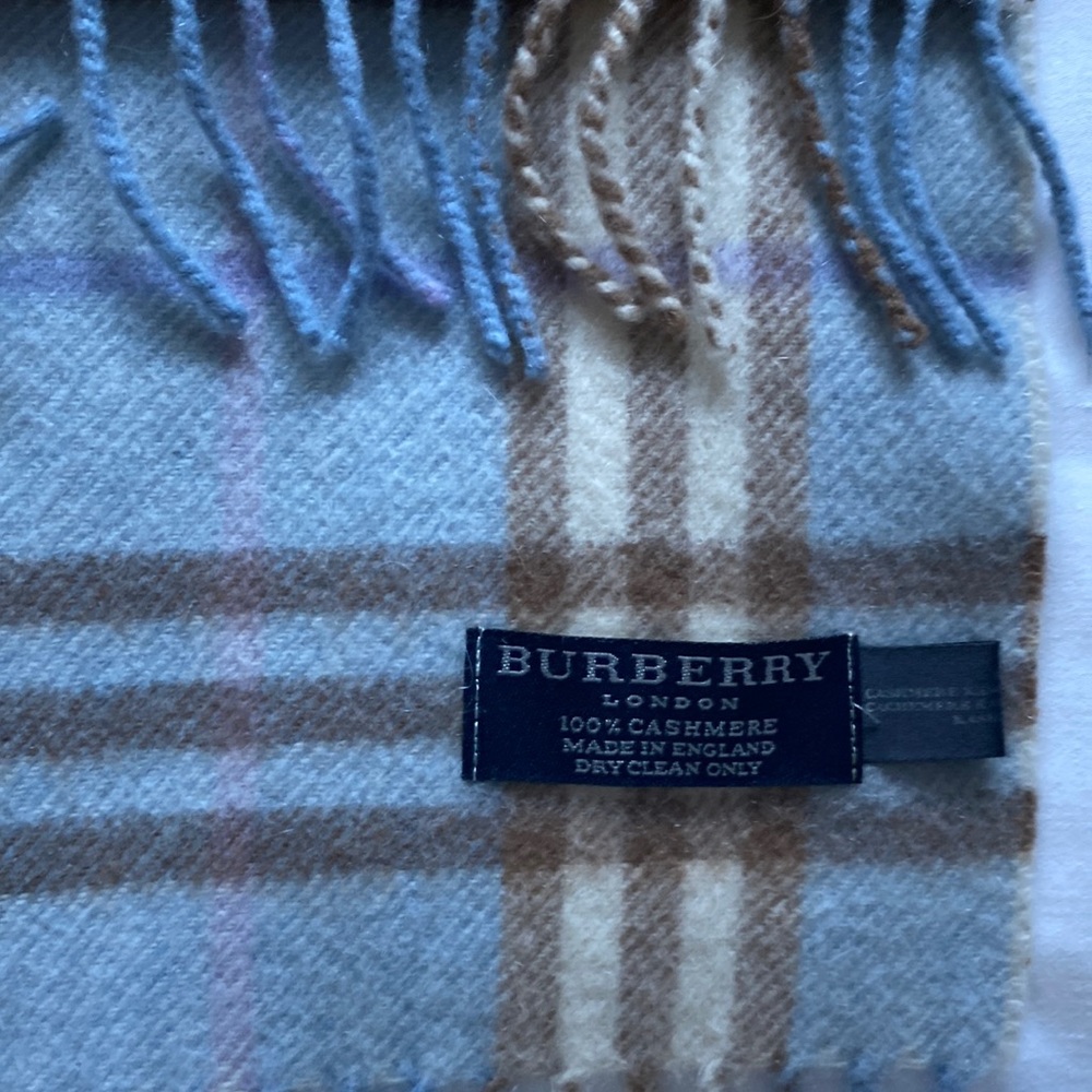 Cute Burberry cashmere scarf in baby blue.
